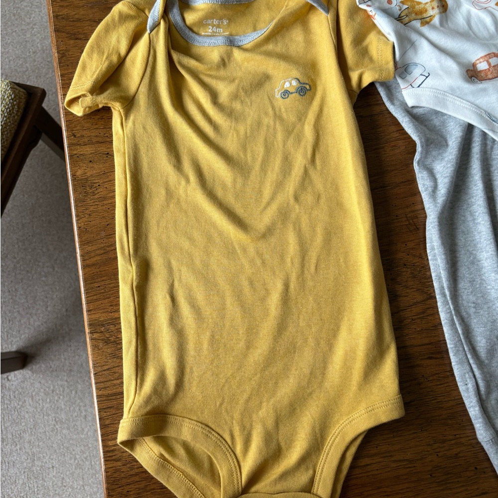 Carters Set - Picture 4 of 7
